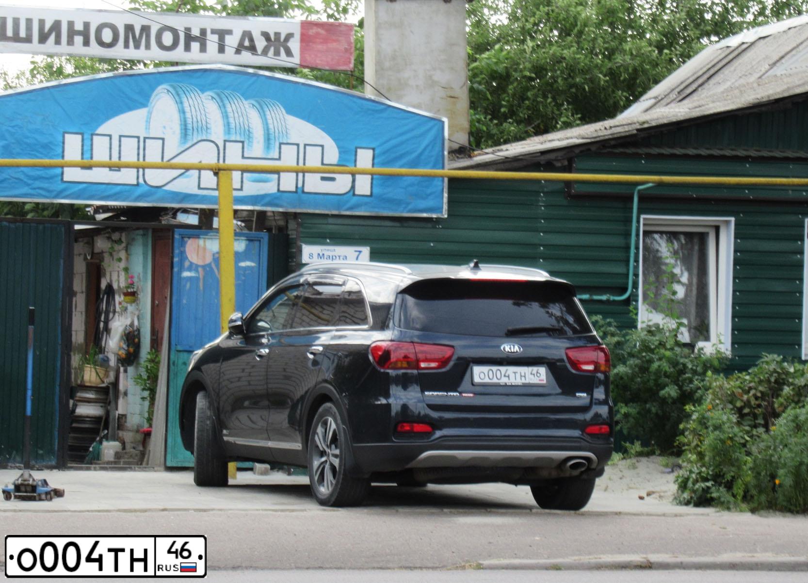 Фото автомобиля KIA SORENTO, 2017 — госномер О004ТН46. Цвет: синий