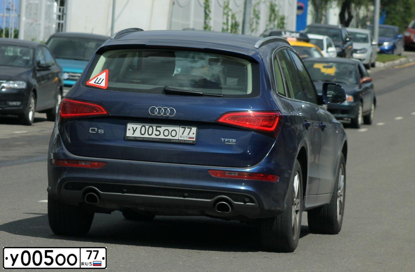 Фото автомобиля AUDI Q5, 2013 — госномер У005ОО77. Цвет: СИНИЙ