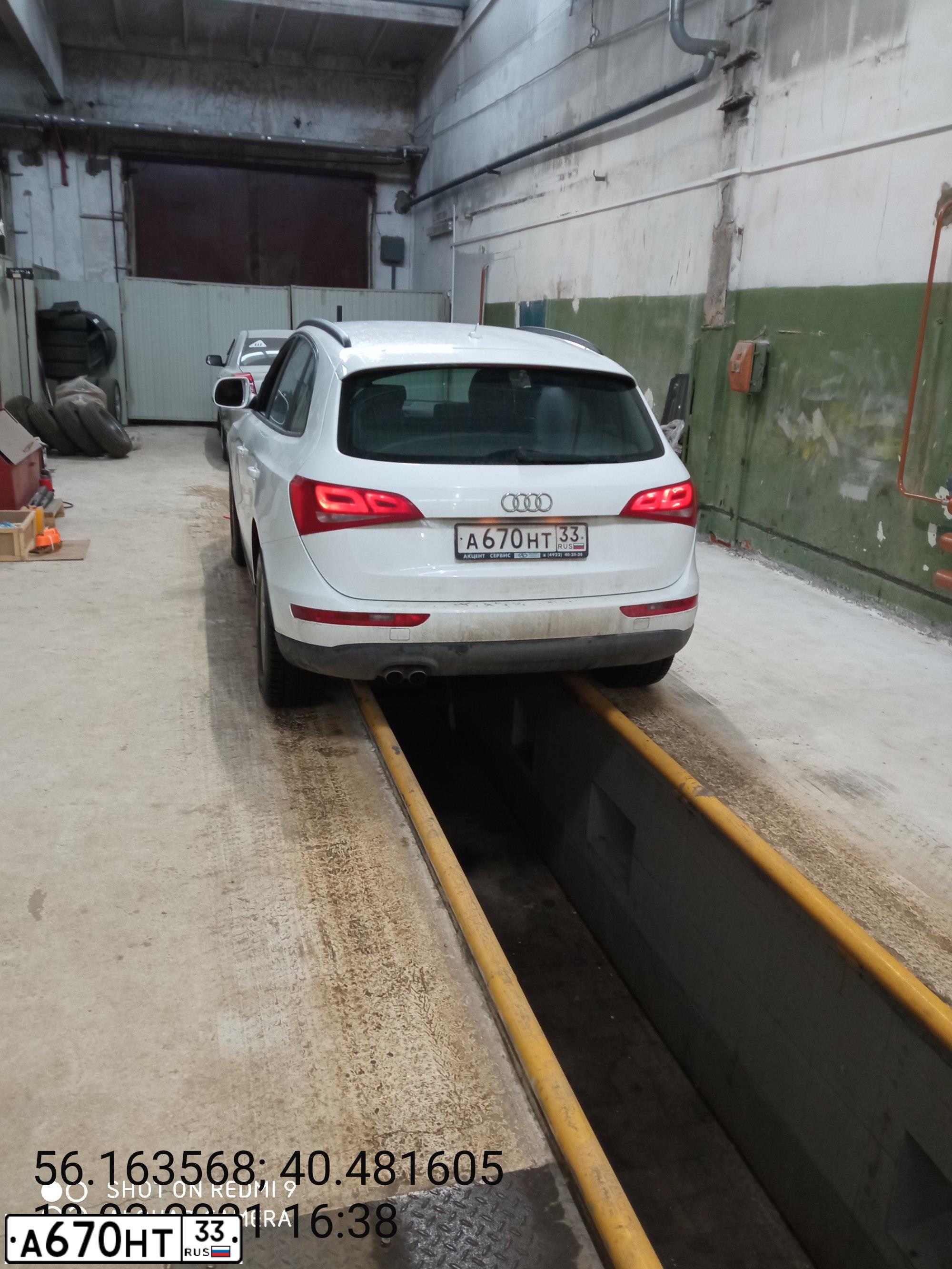 Фото автомобиля AUDI Q5, 2009 — госномер А670НТ33. Цвет: Белый