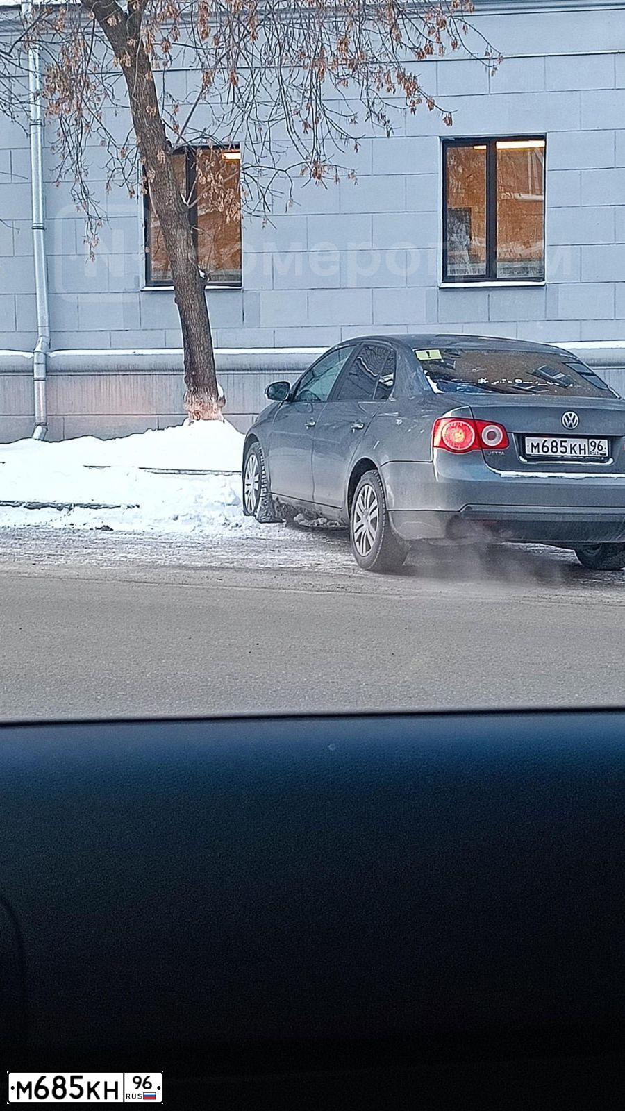 Фото автомобиля VOLKSWAGEN JETTA, 2007 — госномер М685КН96. Цвет: ТЕМНО-СЕРЫЙ