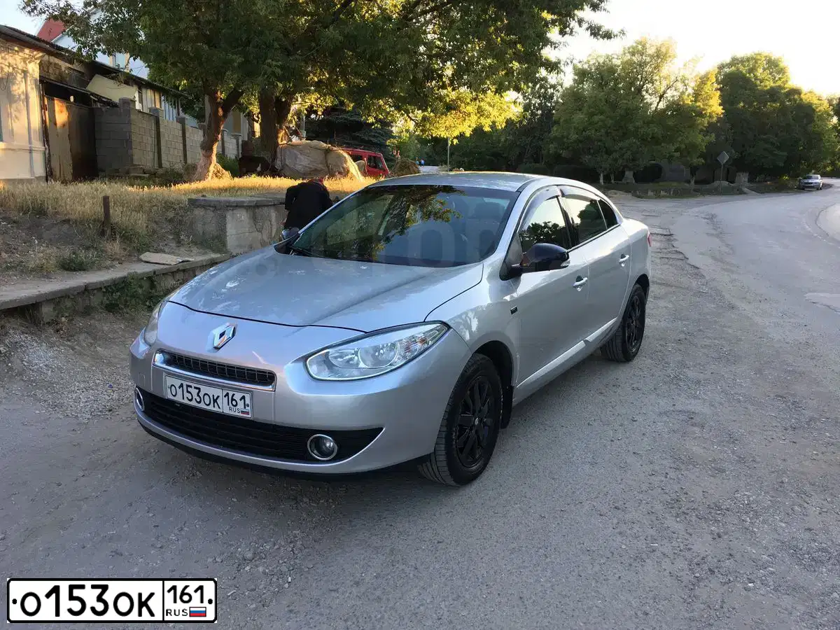 Фото автомобиля RENAULT FLUENCE, 2012 — госномер О153ОК161. Цвет: СВЕТЛО-СЕРЫЙ