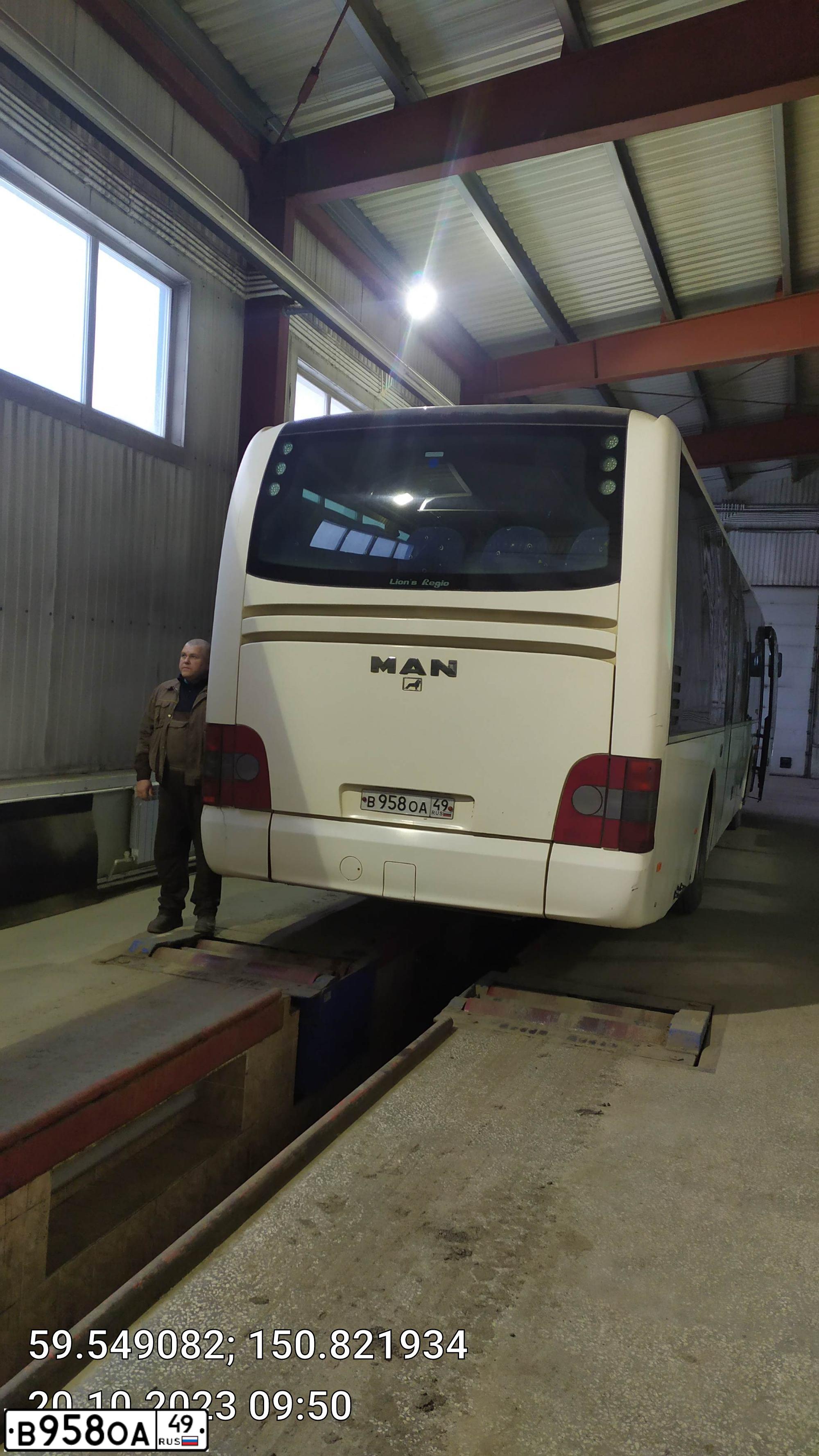 Фото автомобиля MAN LIONS REGIO, 2009 — госномер В958ОА49. Цвет: Белый