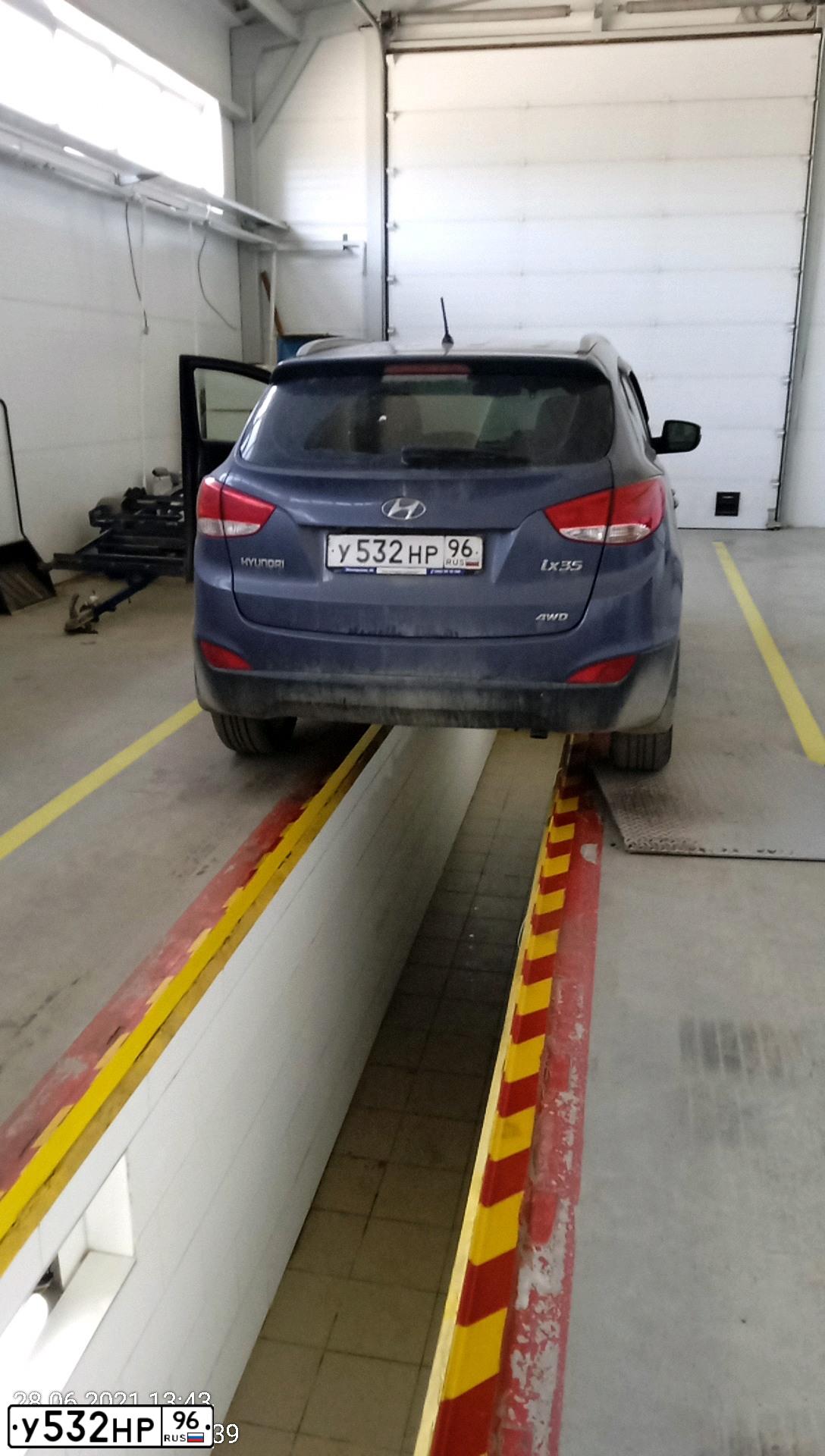 Фото автомобиля HYUNDAI IX35, 2012 — госномер У532НР96. Цвет: СИНИЙ