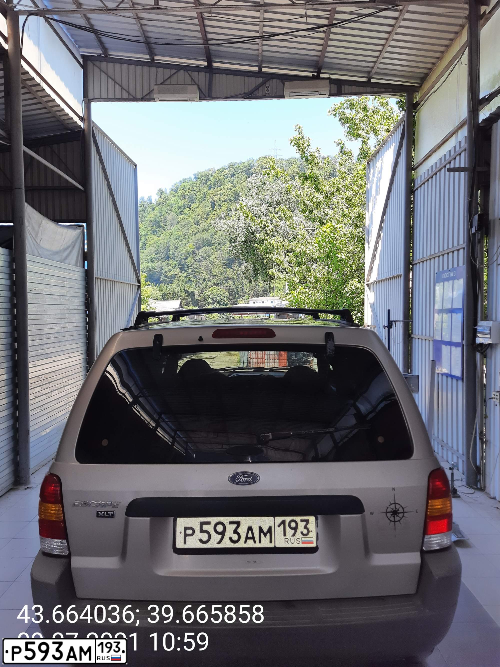 Фото автомобиля FORD ESCAPE, 2001 — госномер Р593АМ193. Цвет: СЕРЫЙ СВЕТЛЫЙ