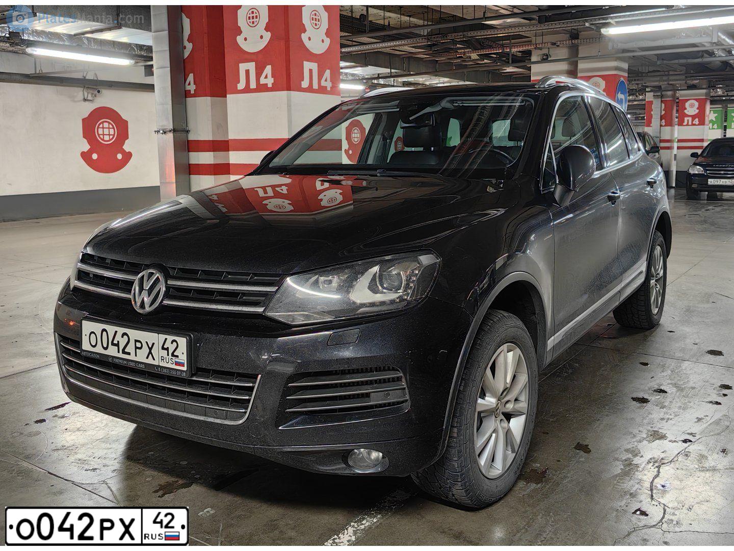 Фото автомобиля HYUNDAI SANTA FE, 2015 — госномер О042РХ42. Цвет: Темно-синий