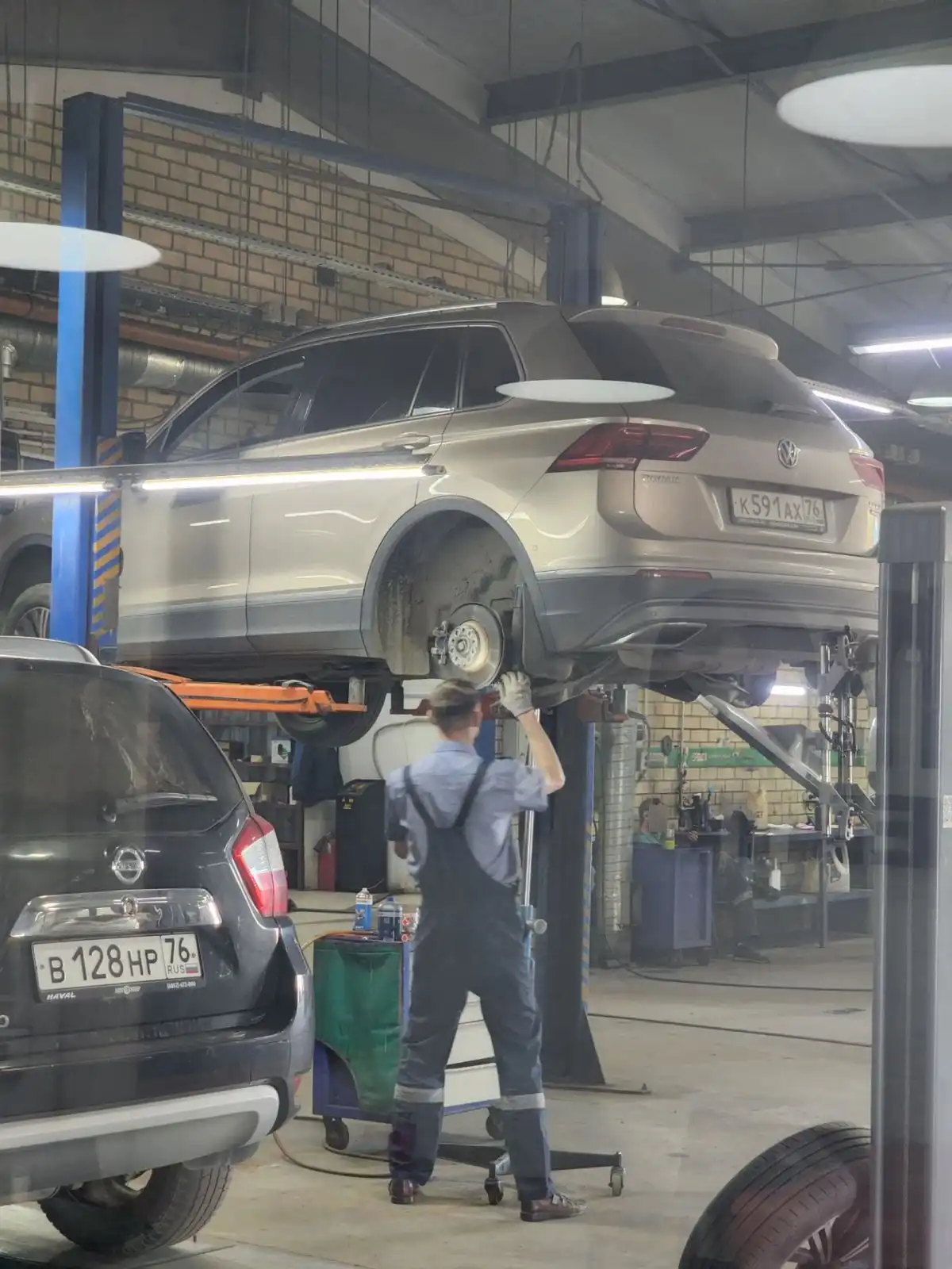 Фото автомобиля VOLKSWAGEN TIGUAN, 2017 — госномер К591АХ76. Цвет: БЕЖЕВЫЙ