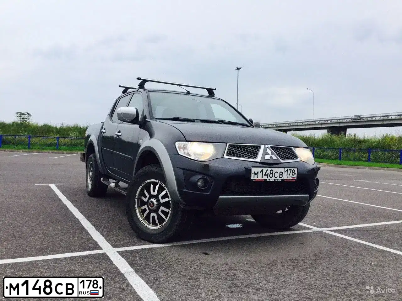 Фото автомобиля MITSUBISHI L 200, 2012 — госномер М148СВ178. Цвет: Серый