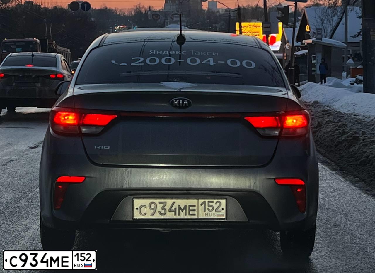 Фото автомобиля KIA RIO, 2019 — госномер С934МЕ152. Цвет: СЕРЫЙ