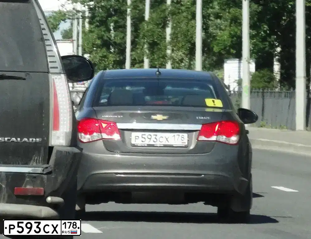 Фото автомобиля CHEVROLET CRUZE, 2013 — госномер Р593СХ178. Цвет: СЕРЫЙ МЕТАЛЛИК