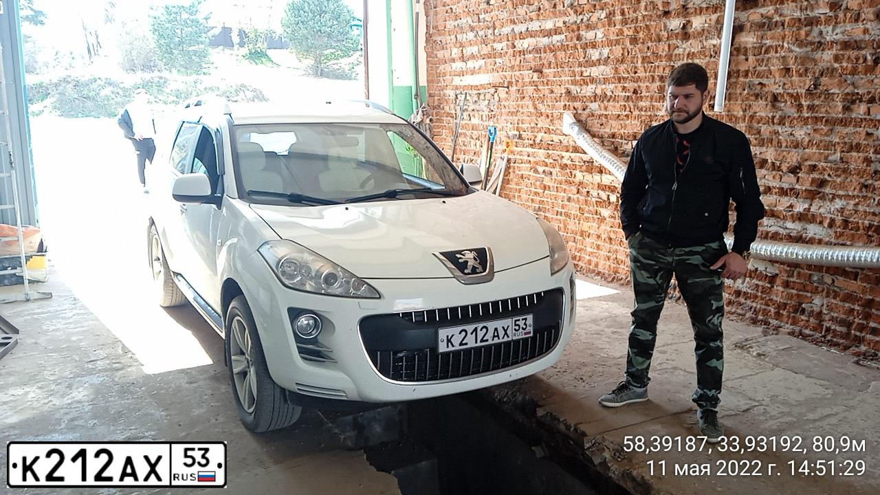 Фото автомобиля PEUGEOT 4007, 2009 — госномер К212АХ53. Цвет: Белый