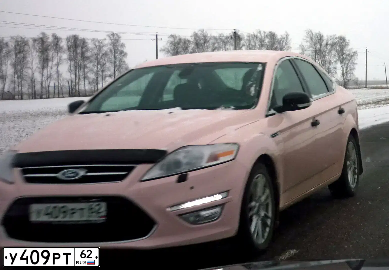 Фото автомобиля FORD MONDEO, 2013 — госномер У409РТ62. Цвет: РОЗОВЫЙ