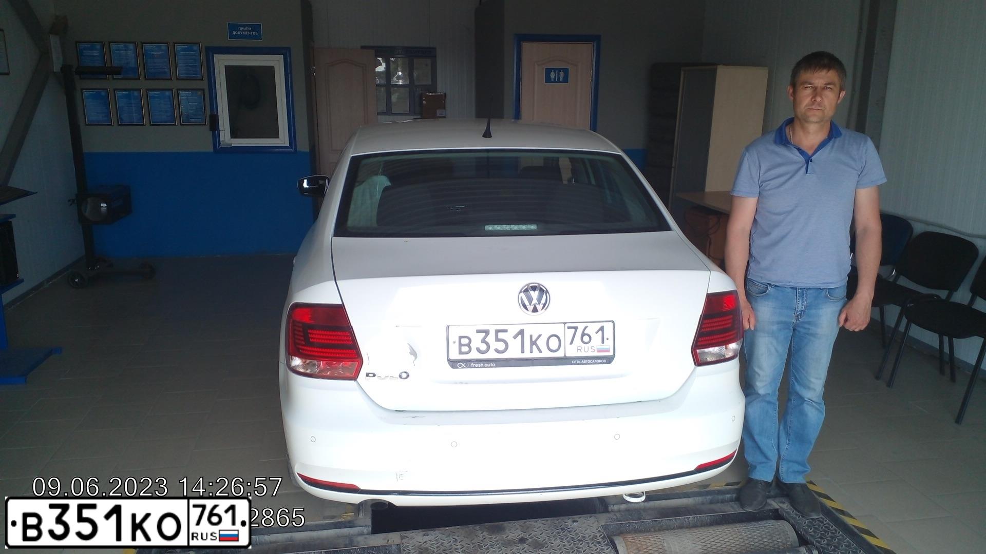 Фото автомобиля VOLKSWAGEN POLO, 2016 — госномер В351КО761. Цвет: Белый