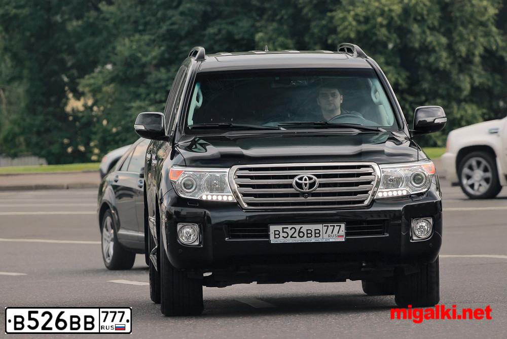 Фото автомобиля TOYOTA LANDCRUISER 200, 2013 — госномер В526ВВ777. Цвет: ЧЕРНЫЙ
