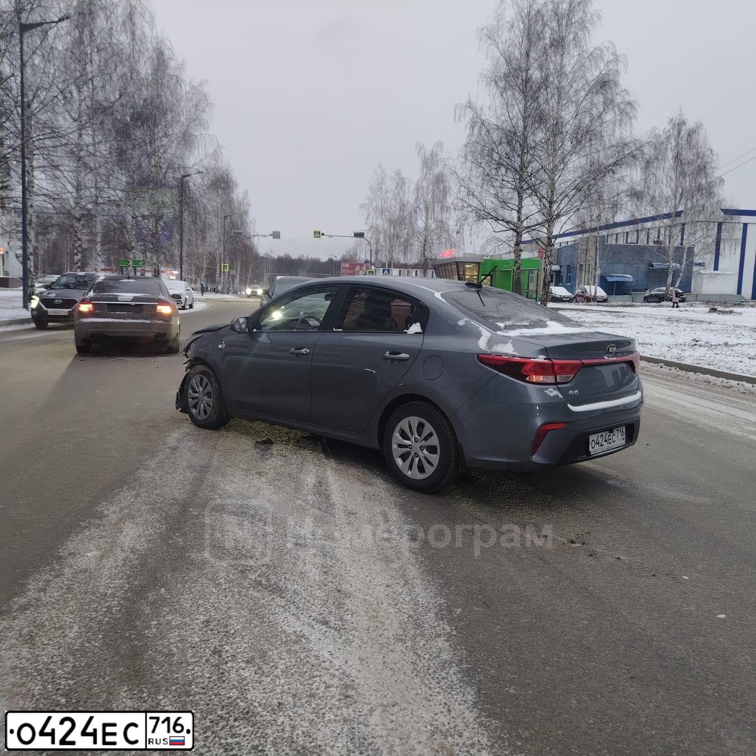 Фото автомобиля KIA RIO, 2017 — госномер О424ЕС716. Цвет: Серый