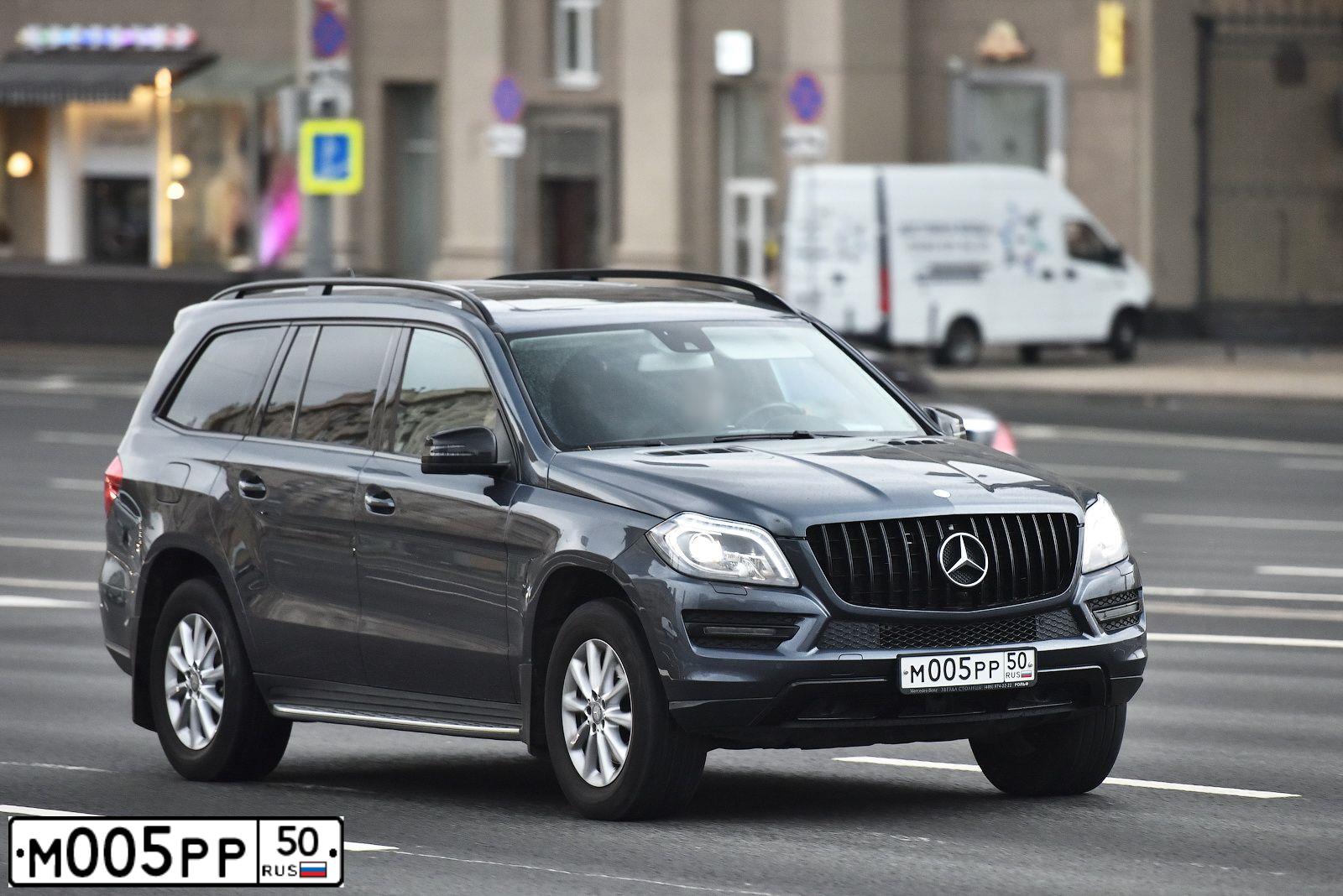 Фото автомобиля MERCEDES GL-KLASSE, 2013 — госномер М005РР50. Цвет: Серый