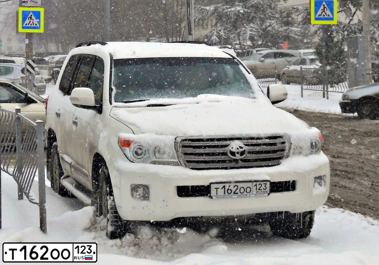 Фото автомобиля TOYOTA LANDCRUISER 200, 2014 — госномер М277СО35. Цвет: БЕЛЫЙ