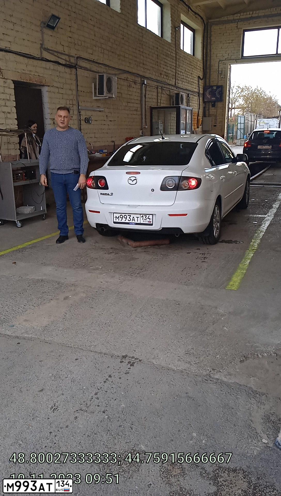 Фото автомобиля MAZDA 3, 2008 — госномер М993АТ134. Цвет: Белый
