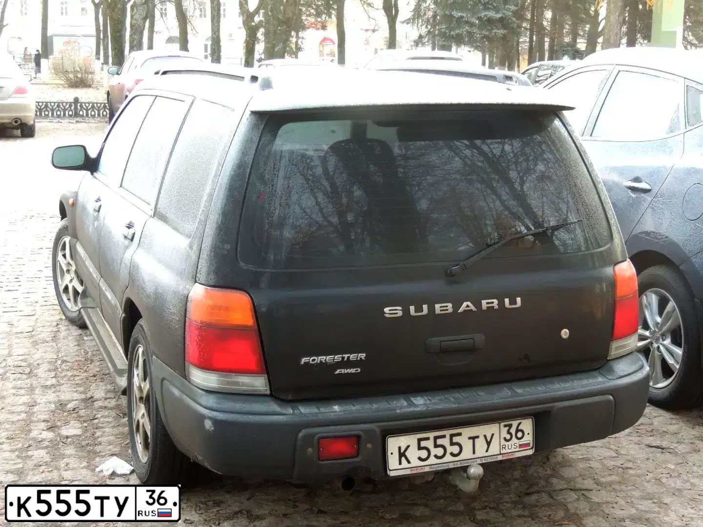 Фото автомобиля SUBARU FORESTER, 1999 — госномер К555ТУ36. Цвет: ЧЕРНЫЙ