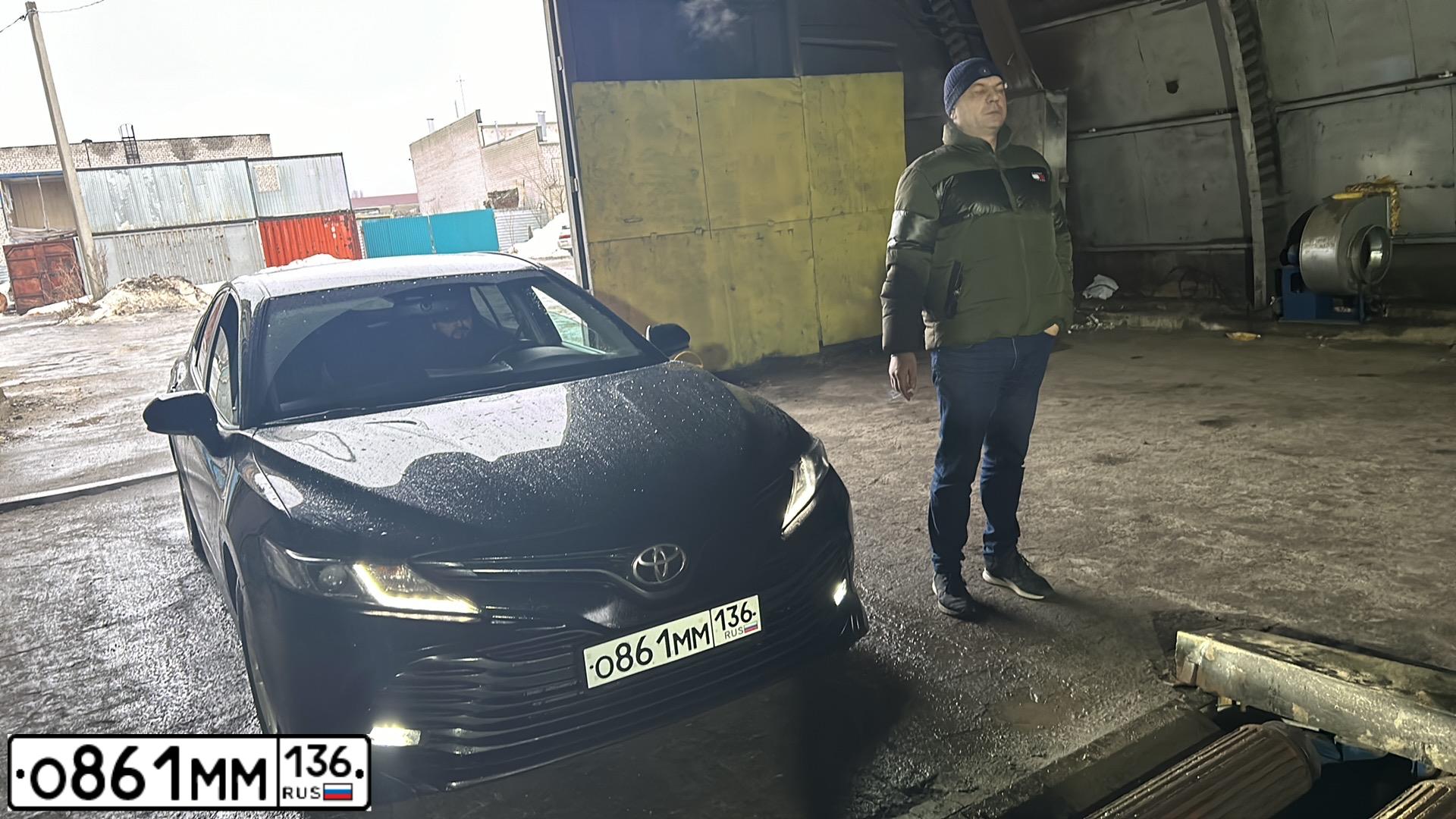 Фото автомобиля TOYOTA CAMRY, 2018 — госномер О861ММ136. Цвет: ЧЕРНЫЙ ПЕРЛАМУТР