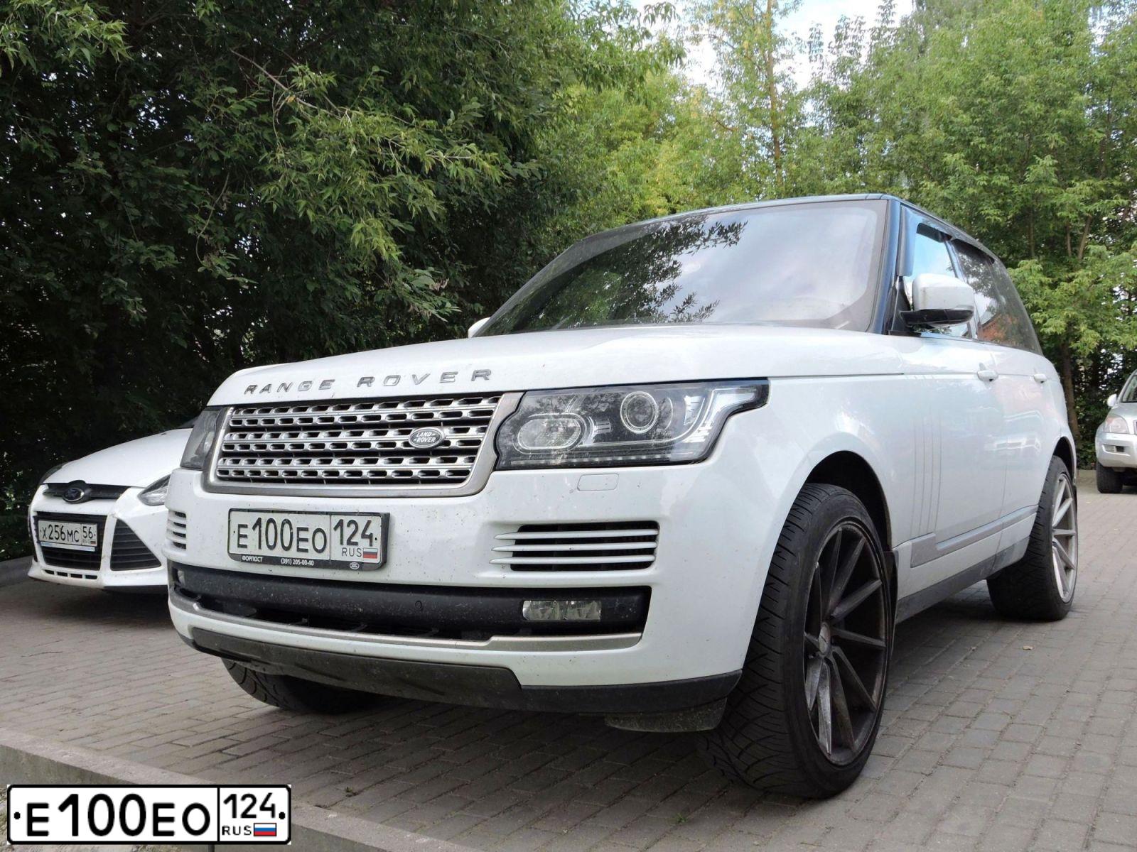 Фото автомобиля LANDROVER RANGE ROVER, 2013 — госномер Е100ЕО124. Цвет: БЕЛЫЙ