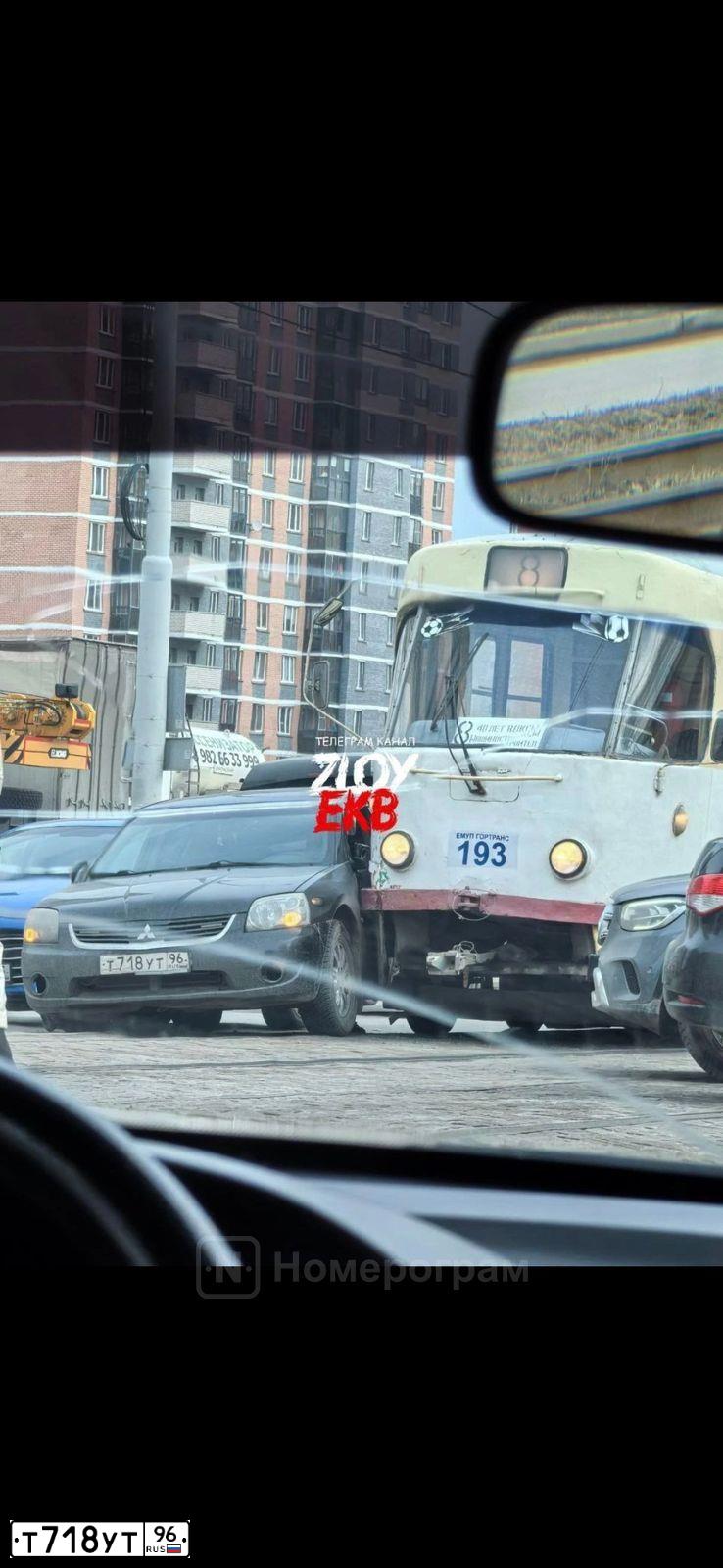 Фото автомобиля MITSUBISHI GALANT, 2007 — госномер Т718УТ96. Цвет: ЧЕРНЫЙ
