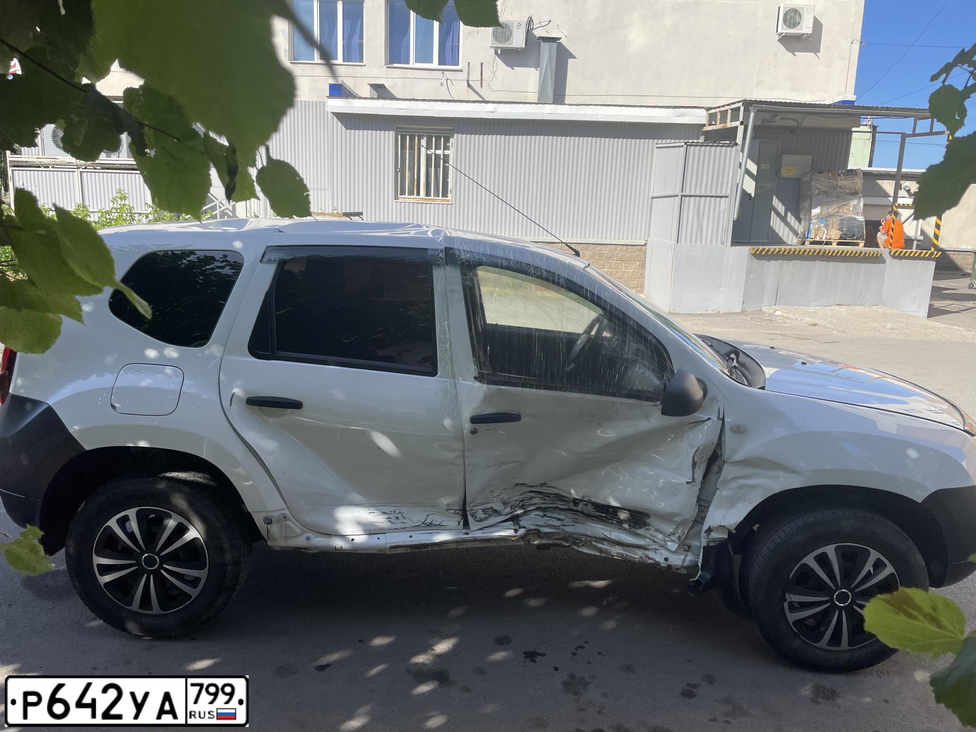 Фото автомобиля RENAULT DUSTER, 2019 — госномер Р642УА799. Цвет: Белый