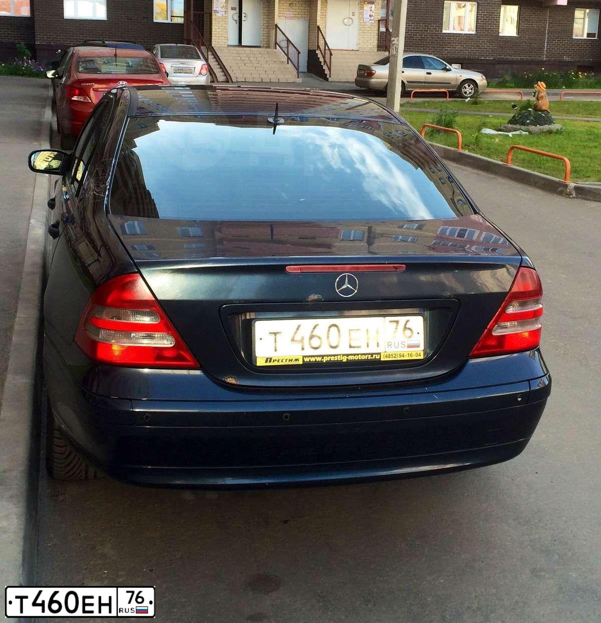 Фото автомобиля MERCEDES C-KLASSE, 2002 — госномер Т460ЕН76. Цвет: ЧЕРНЫЙ