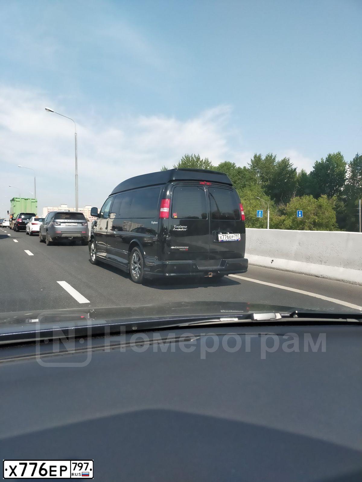 Фото автомобиля CHEVROLET EXPRESS VAN, 2013 — госномер Х776ЕР797. Цвет: ЧЕРНЫЙ