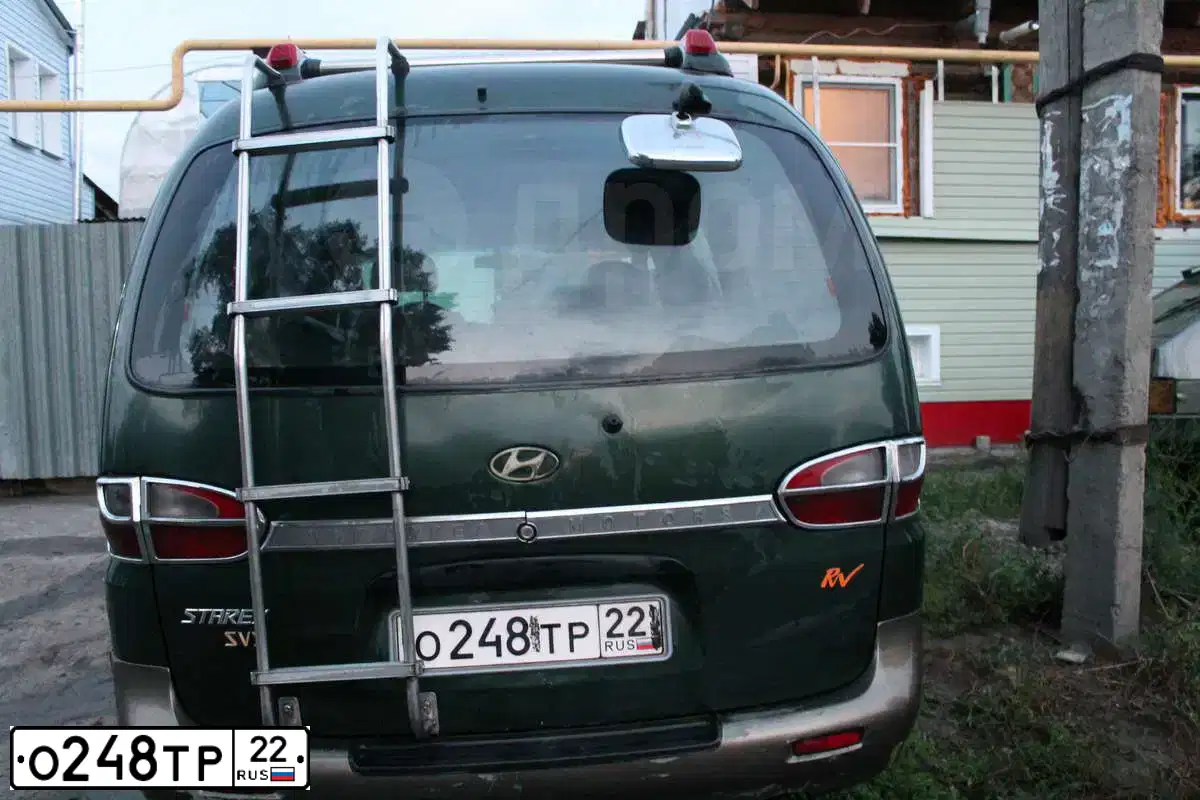Фото автомобиля HYUNDAI H 1H 100STAREX, 2000 — госномер Т350АР27. Цвет: ЗЕЛЕНЫЙ-СЕРЫЙ
