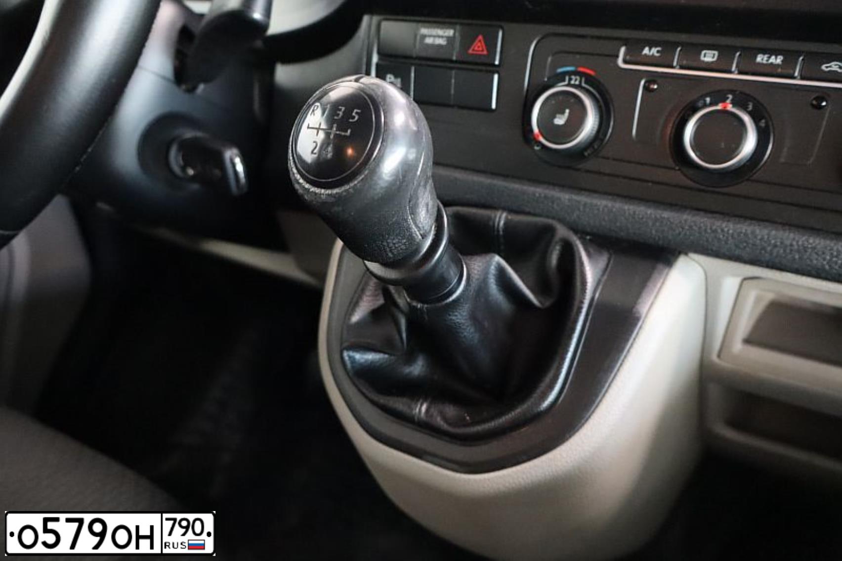 Фото автомобиля VOLKSWAGEN CARAVELLE, 2015 — госномер Р959ЕТ136. Цвет: БЕЖЕВЫЙ