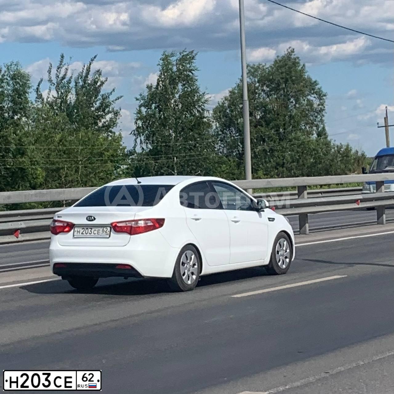 Фото автомобиля KIA RIO, 2014 — госномер Н203СЕ62. Цвет: БЕЛЫЙ