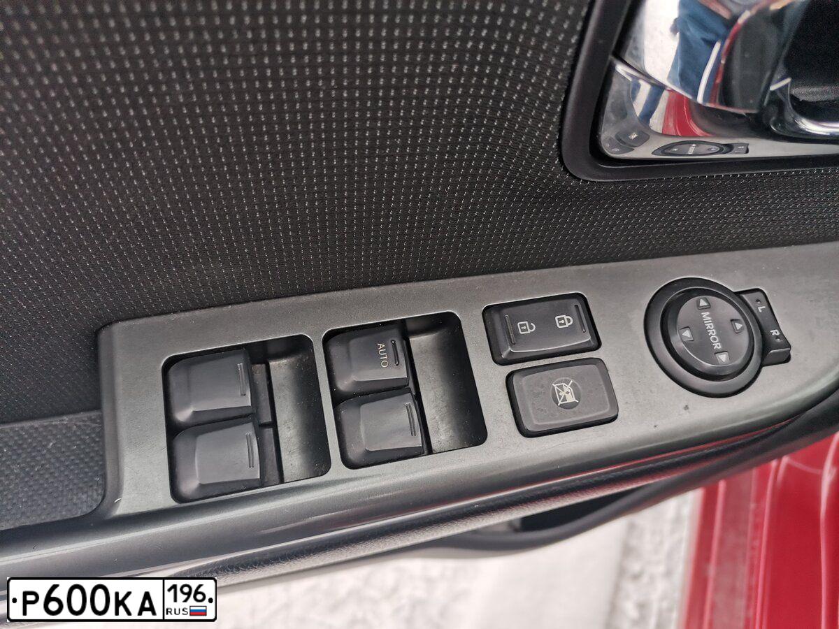 Фото автомобиля TOYOTA CAMRY, 2018 — госномер К652ТО196. Цвет: БЕЛЫЙ ПЕРЛАМУТР