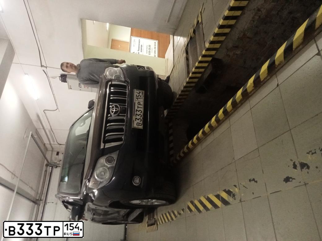 Фото автомобиля TOYOTA CAMRY, 2003 — госномер В333ТР154. Цвет: Серебристый