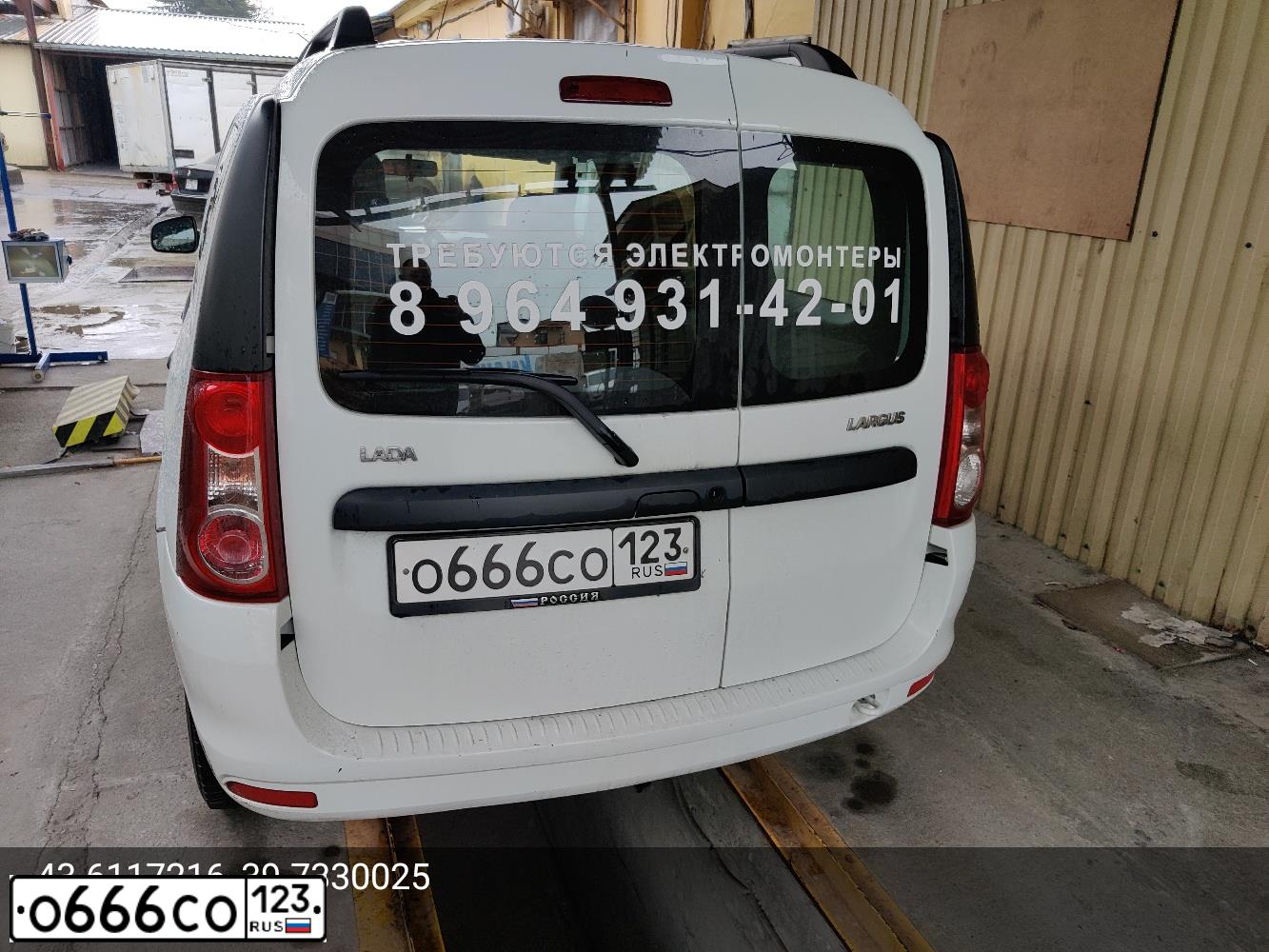 Фото автомобиля LADA LARGUS, 2017 — госномер О666СО123. Цвет: Белый