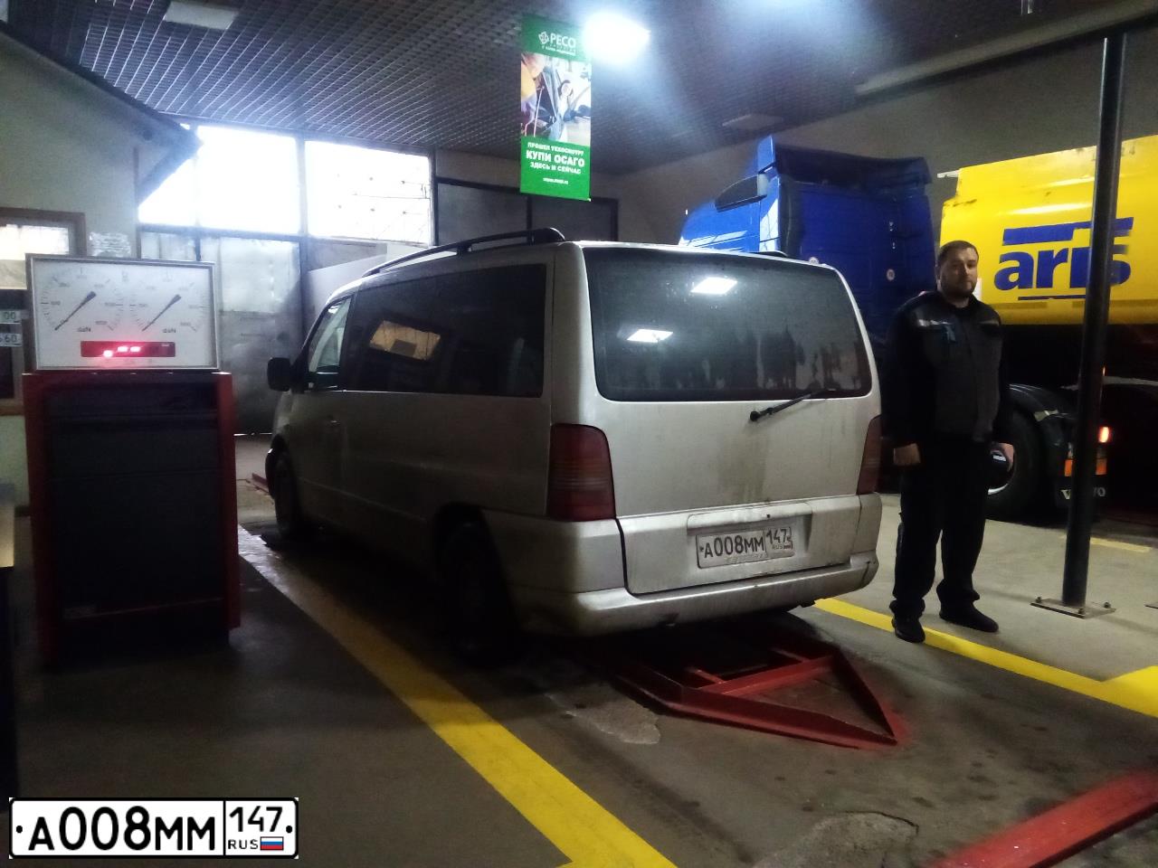 Фото автомобиля MERCEDES V-KLASSE, 2002 — госномер А008ММ147. Цвет: Серебристый
