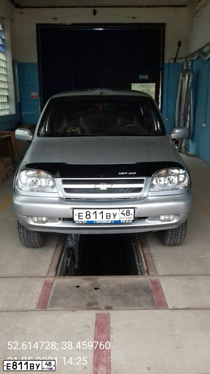 Фото автомобиля CHEVROLET NIVA, 2006 — госномер Е811ВУ48. Цвет: СВ.СЕРЕБ.МЕТАЛЛ