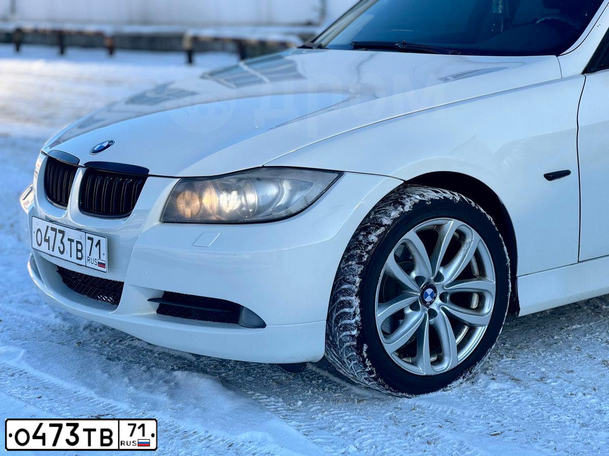 Фото автомобиля BMW 320I, 2007 — госномер Р717СР29. Цвет: Белый