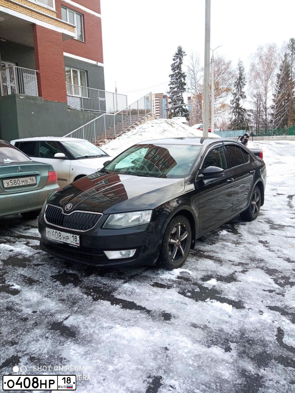 Фото автомобиля SKODA OCTAVIA, 2013 — госномер О408НР18. Цвет: ЧЕРНЫЙ