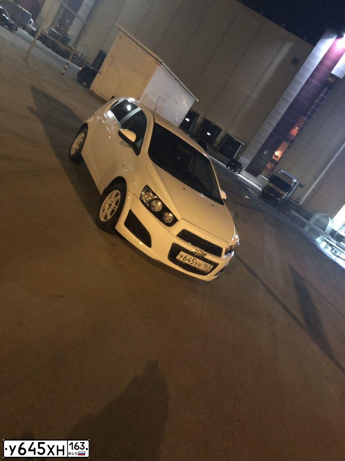 Фото автомобиля CHEVROLET AVEO, 2015 — госномер В674ХТ763. Цвет: Белый