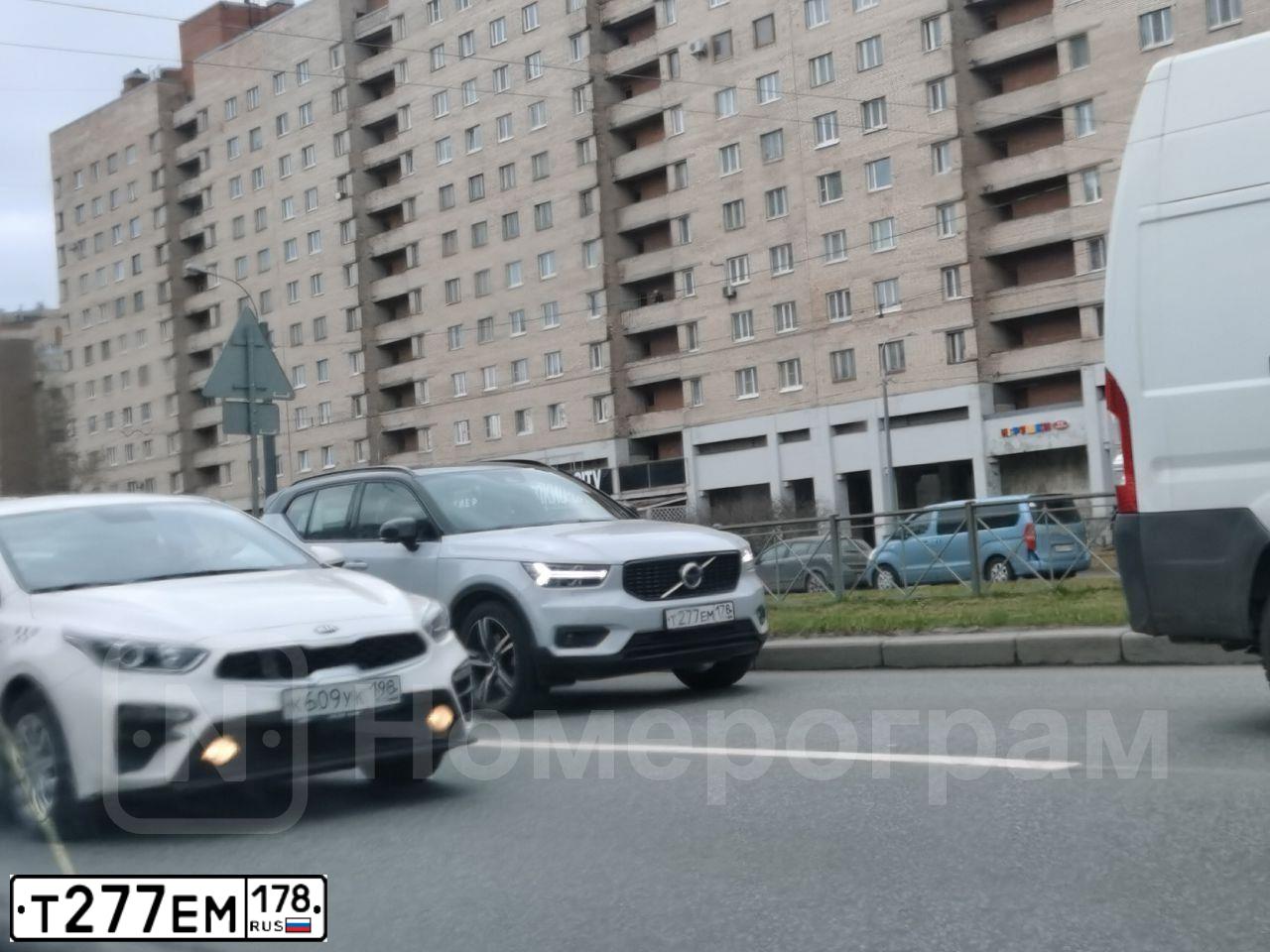 Фото автомобиля AUDI A4, 2014 — госномер О146АТ198. Цвет: синий