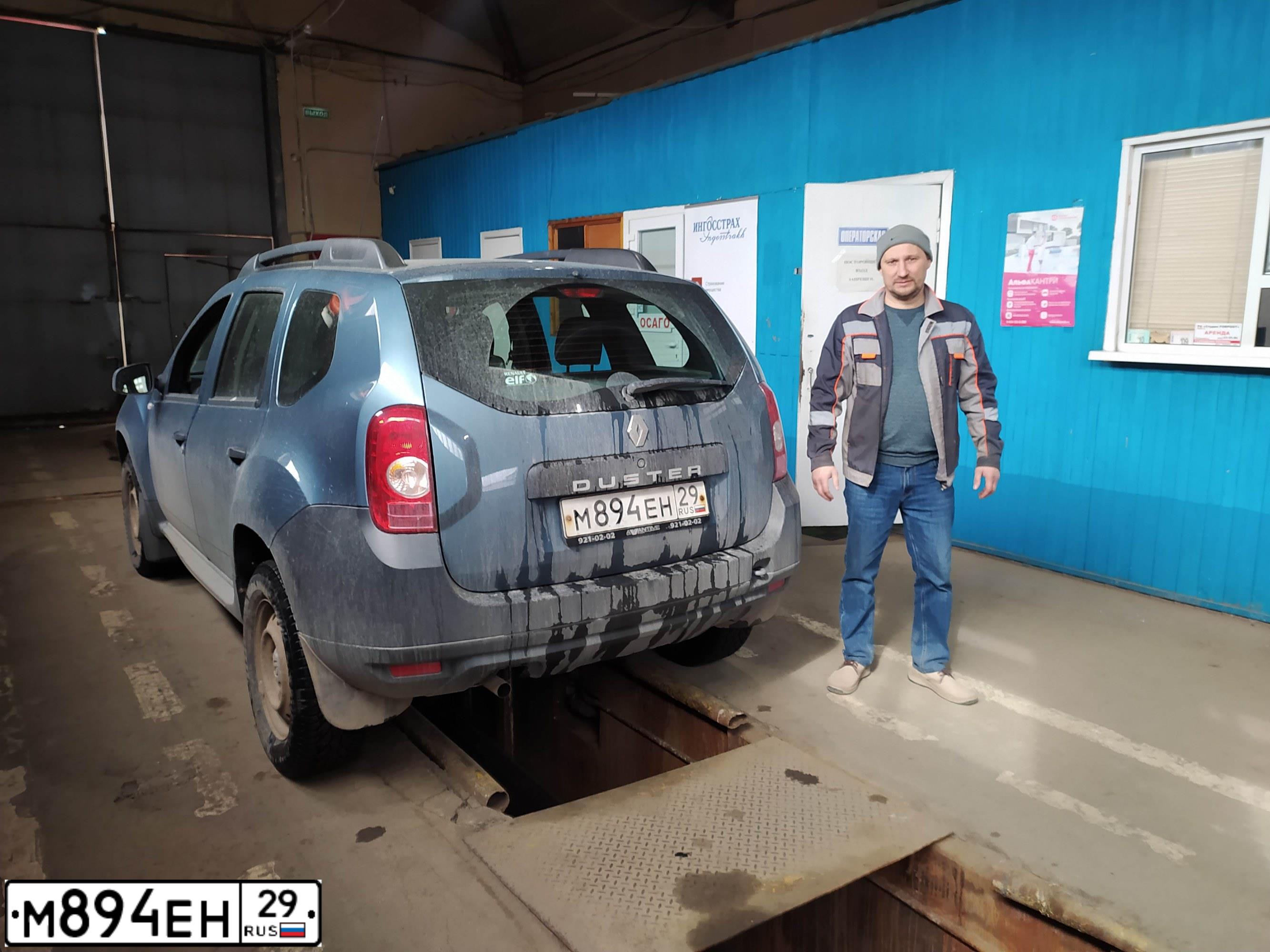 Фото автомобиля RENAULT DUSTER, 2014 — госномер М894ЕН29. Цвет: СЕРО-СИНИЙ