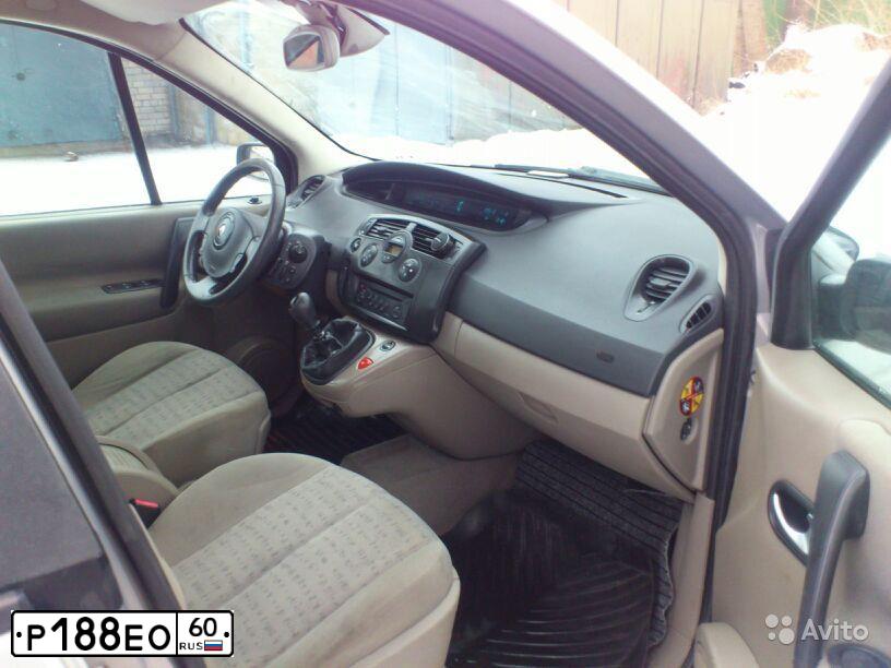 Фото автомобиля RENAULT MEGANE /GRAND/ SCENIC, 2004 — госномер Р188ЕО60. Цвет: СЕРЕБРИСТЫЙ
