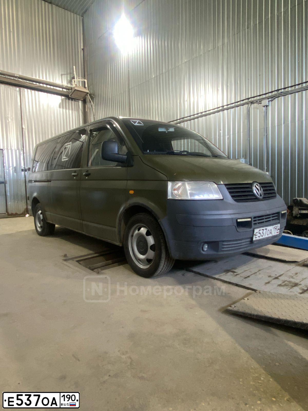 Фото автомобиля VOLKSWAGEN TRANSPORTER, 2003 — госномер Е537ОА190. Цвет: ЗЕЛЕНЫЙ