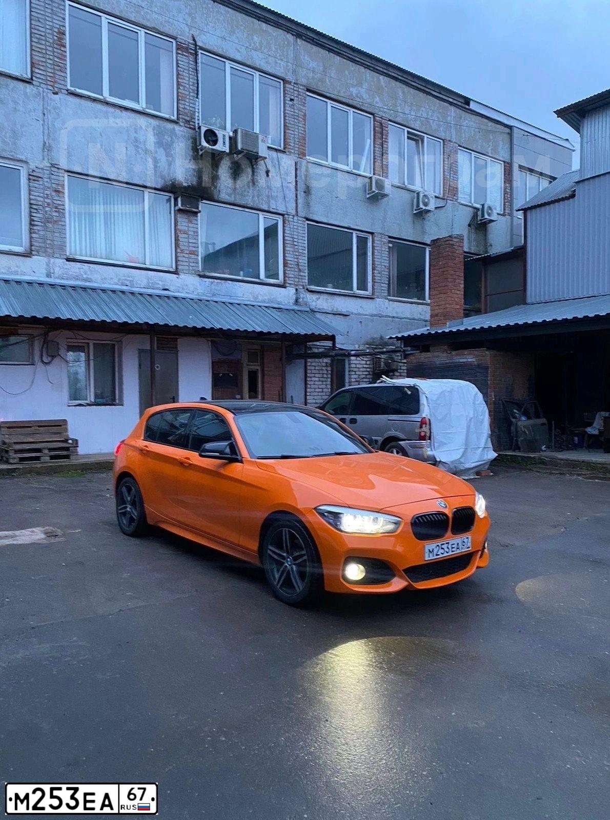 Фото автомобиля BMW SERIE 1, 2018 — госномер М253ЕА67. Цвет: синий