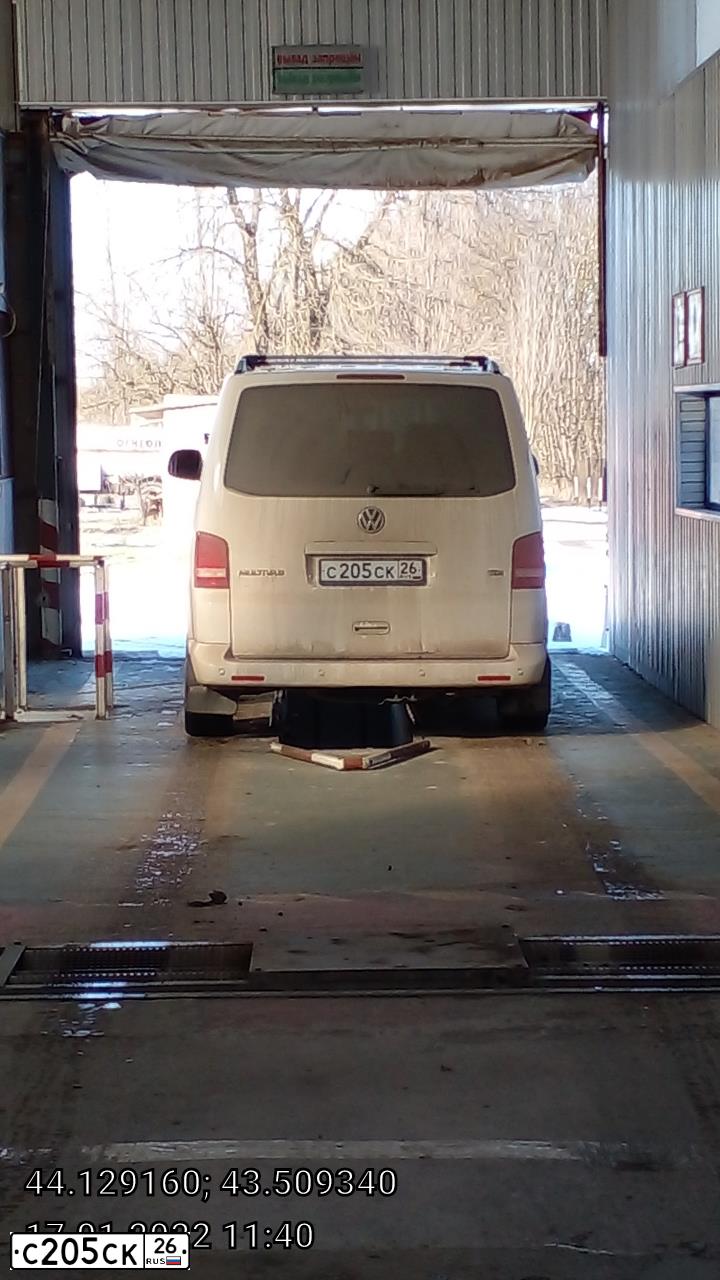 Фото автомобиля VOLKSWAGEN MULTIVAN, 2010 — госномер М094СК26. Цвет: Белый