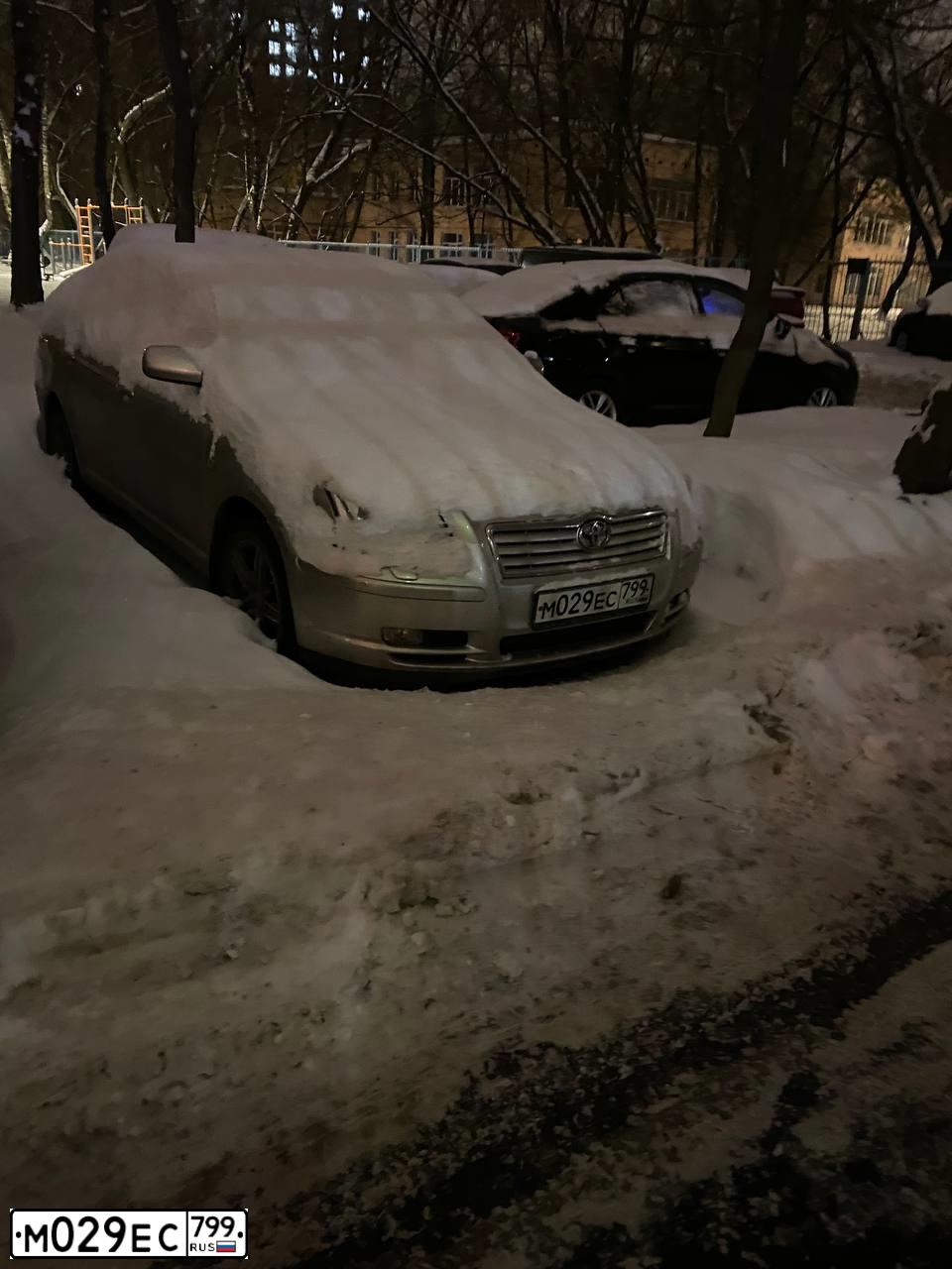 Фото автомобиля TOYOTA AVENSIS, 2004 — госномер М029ЕС799. Цвет: СЕРЕБРИСТЫЙ