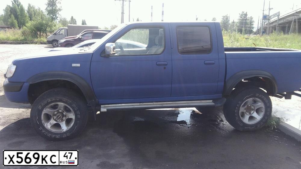 Фото автомобиля NISSAN NAVARA, 1998 — госномер Х569КС47. Цвет: СИНИЙ