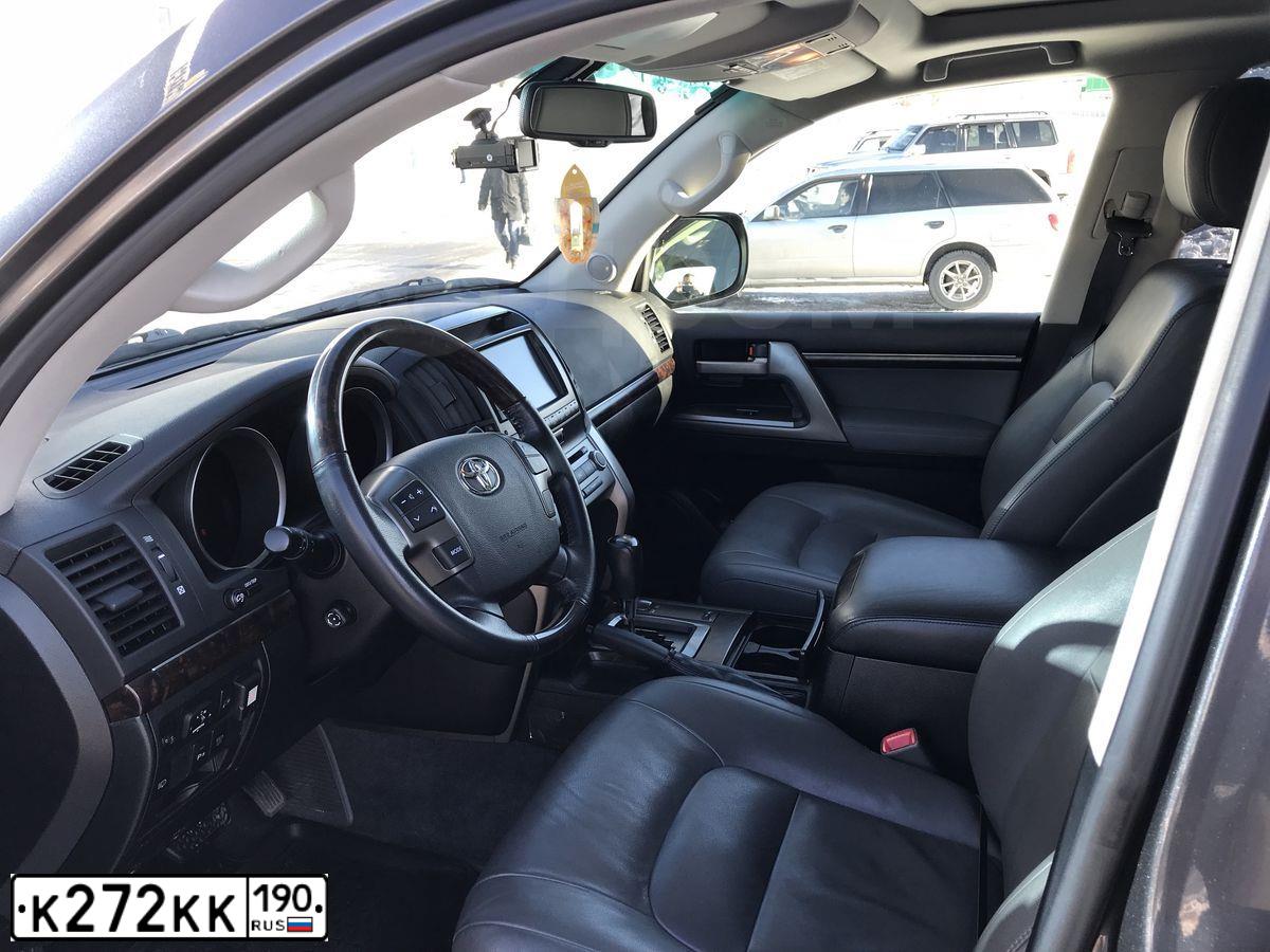 Фото автомобиля TOYOTA LANDCRUISER 200, 2009 — госномер К272КК190. Цвет: Серый