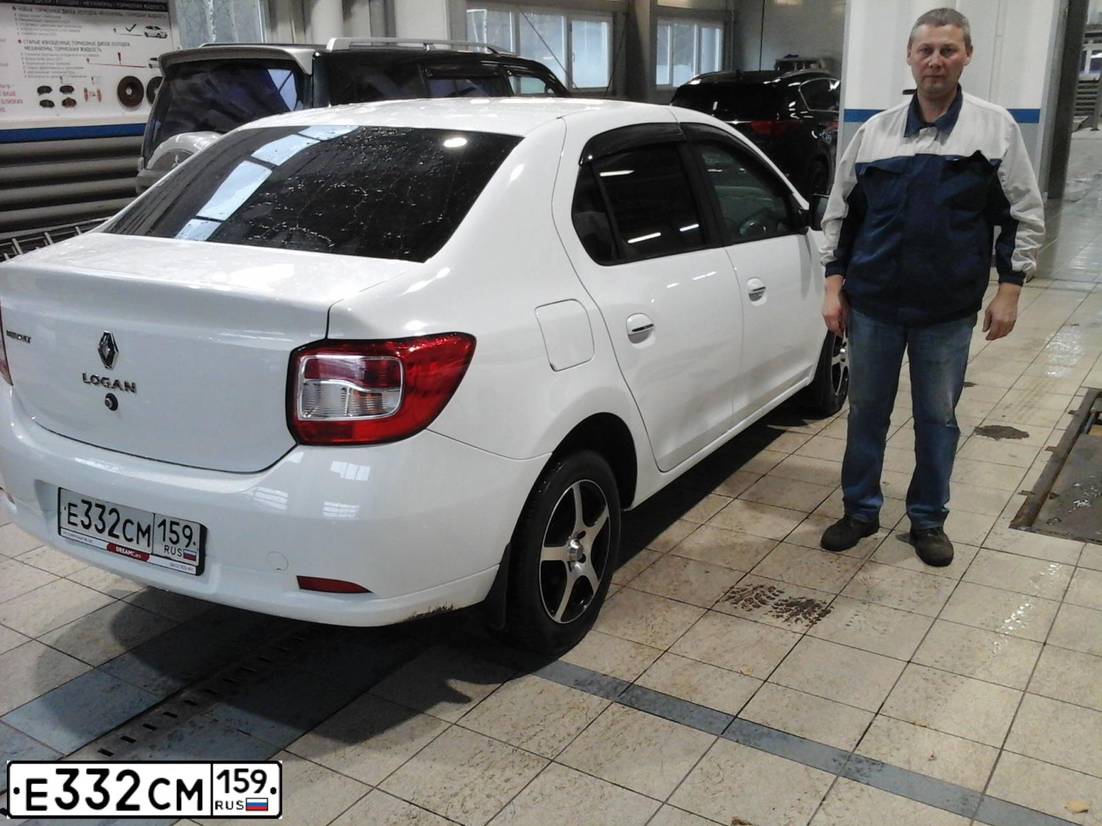 Фото автомобиля RENAULT T LOGAN, 2014 — госномер Е332СМ159. Цвет: Белый