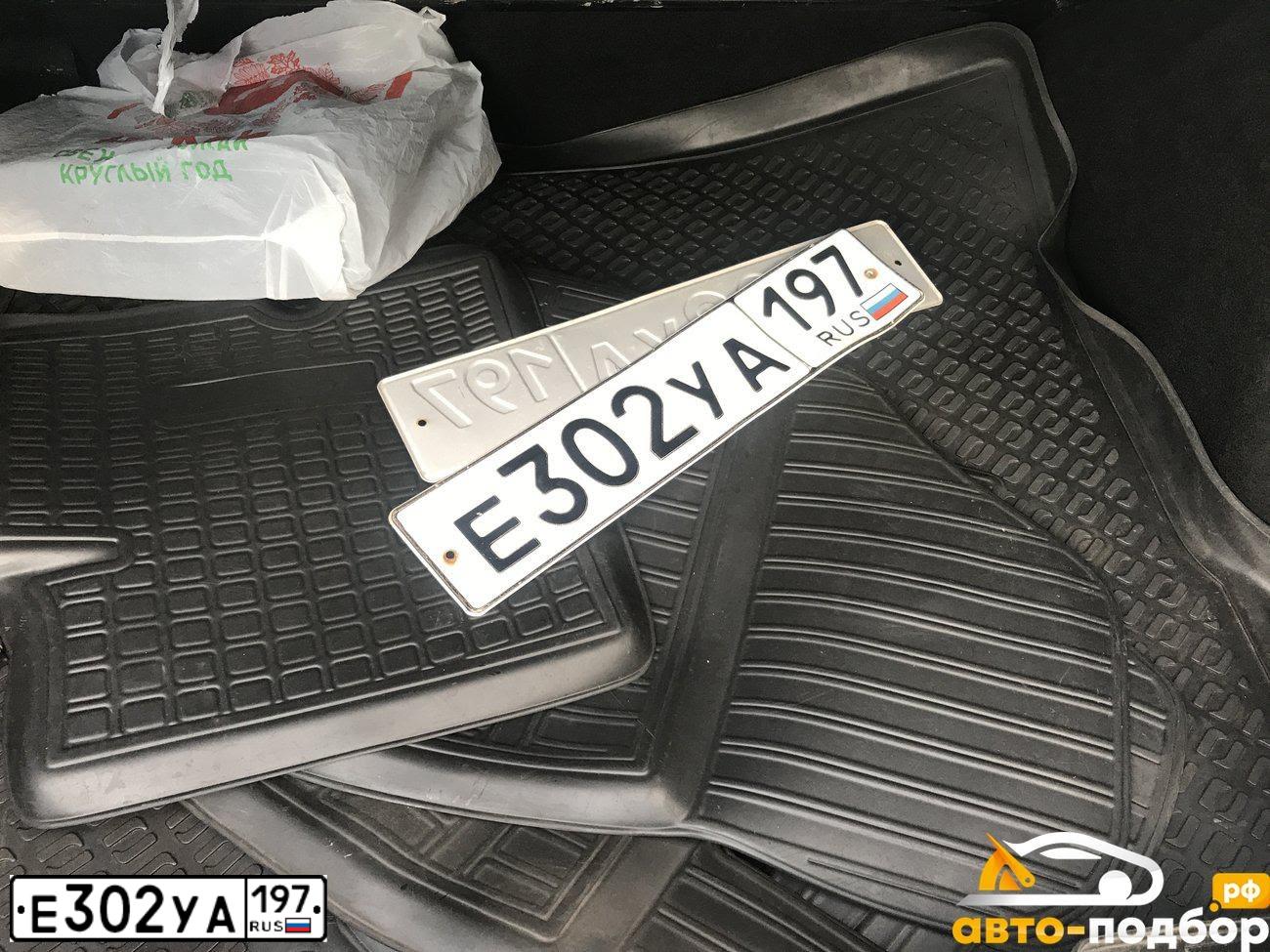 Фото автомобиля RENAULT LOGAN, 2012 — госномер Е302УА197. Цвет: ЧЕРНЫЙ